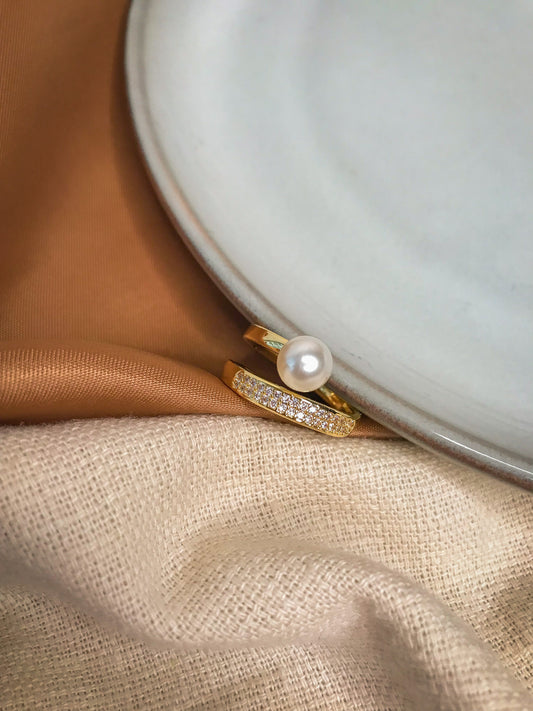 anillo dorado con brillos y perlas de acero inoxidable ajustable