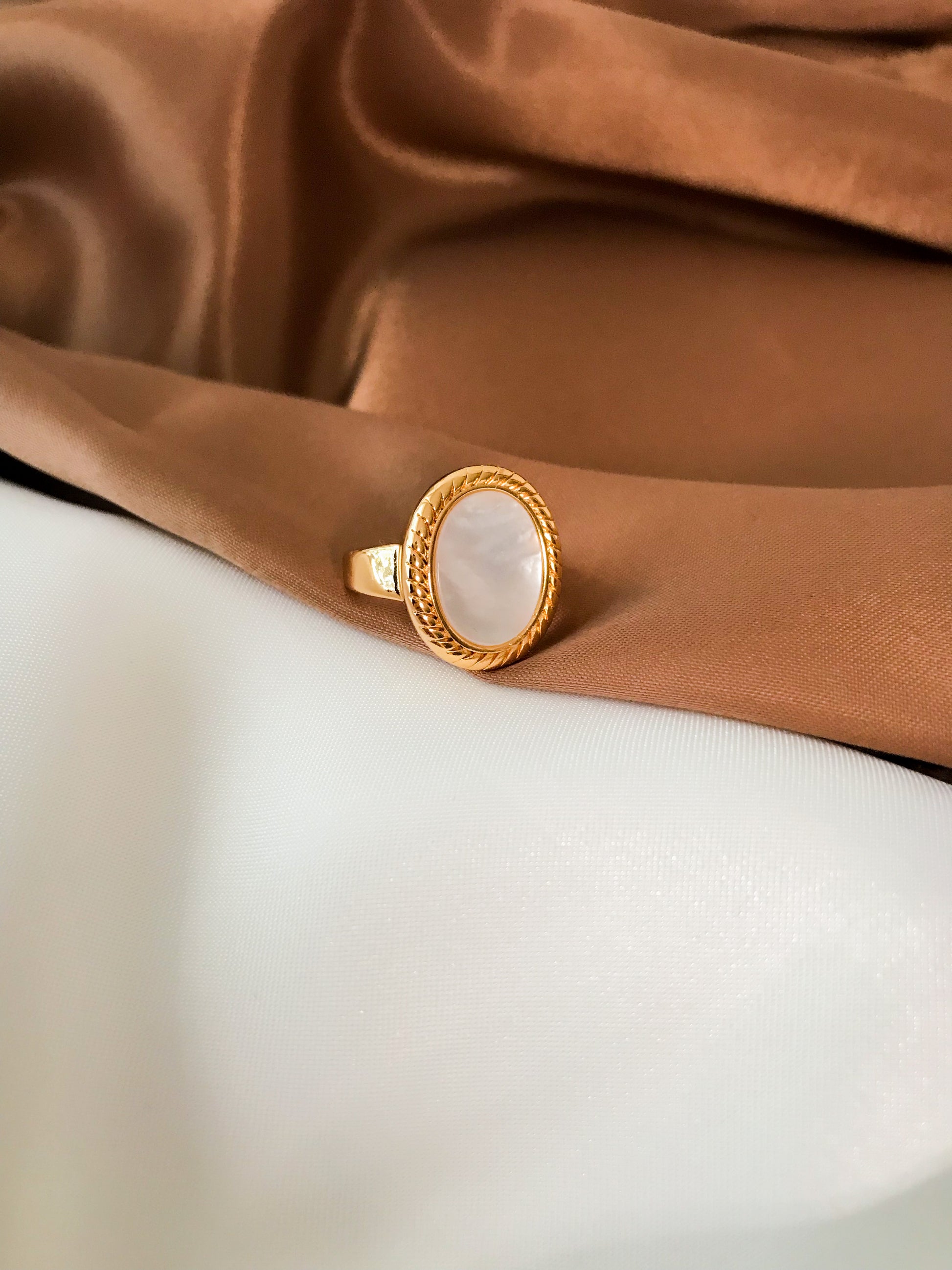 anillo dorado elegante con piedra blanca nacar ajustable de acero inoxidable