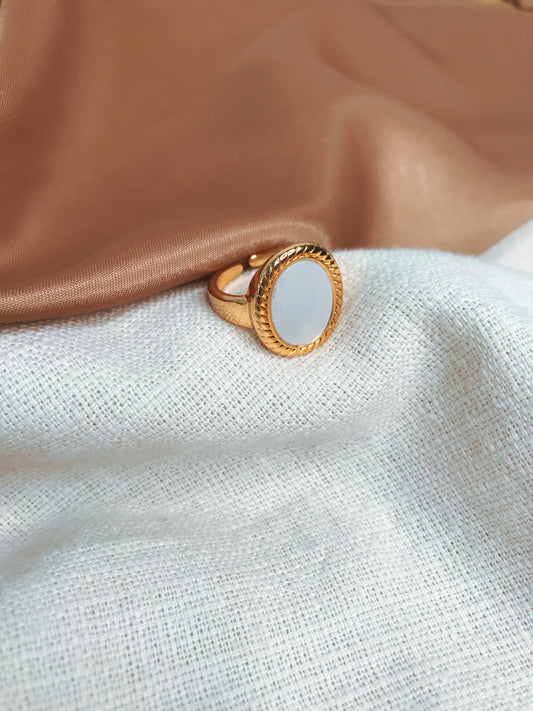 anillo dorado elegante con piedra blanca nacar ajustable de acero inoxidable.