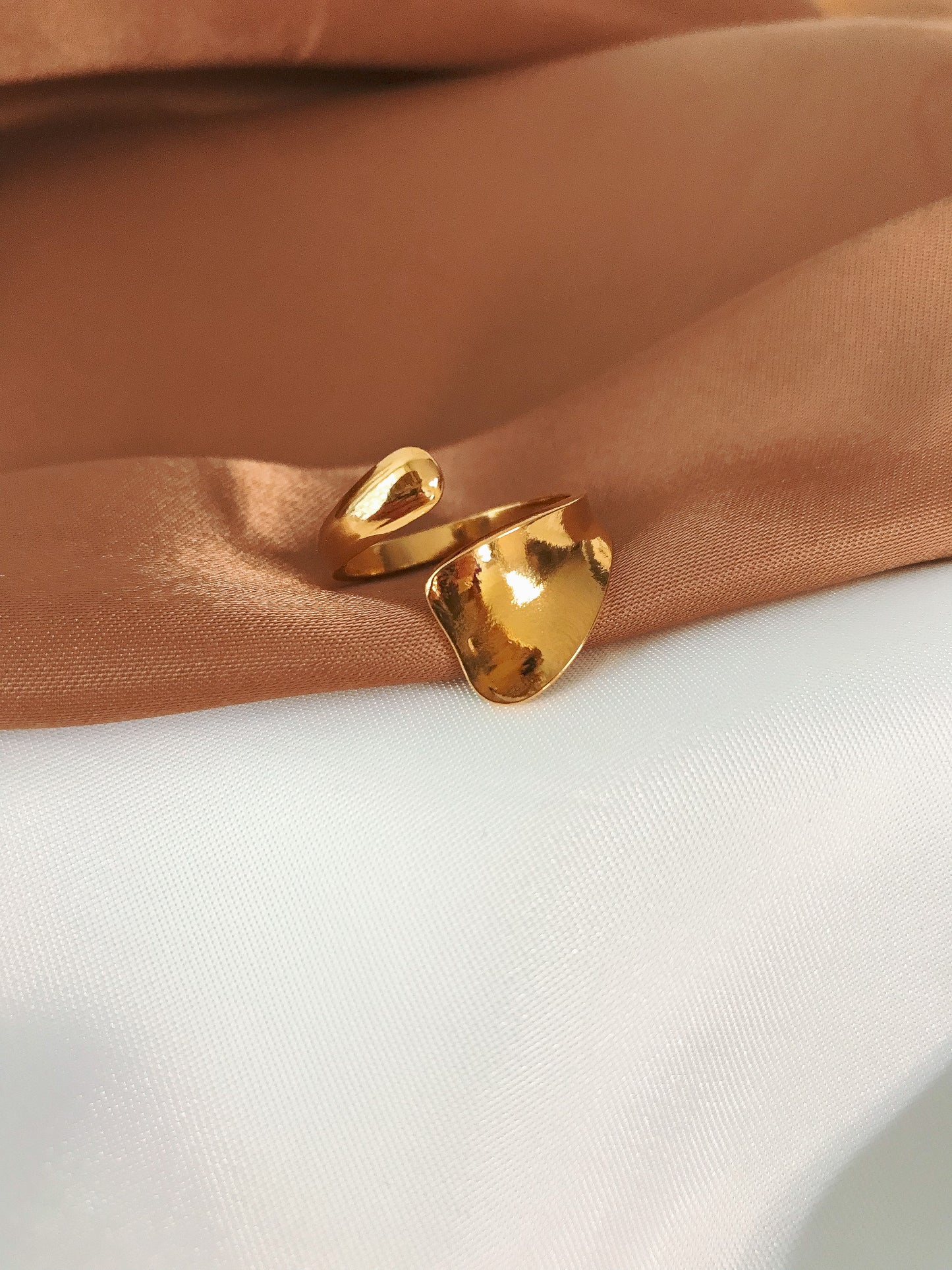 anillo dorado diseño envolvente, acero inoxidable, ajustable 