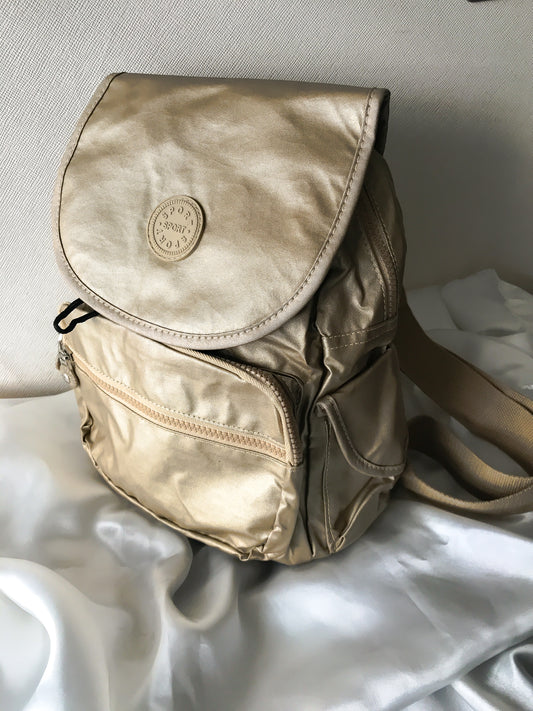 mochila dorada con compartimientos