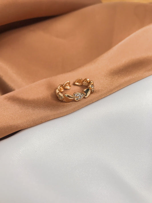anillo dorado acero inoxidable diseño de corazones con aplicaciones en zirconia