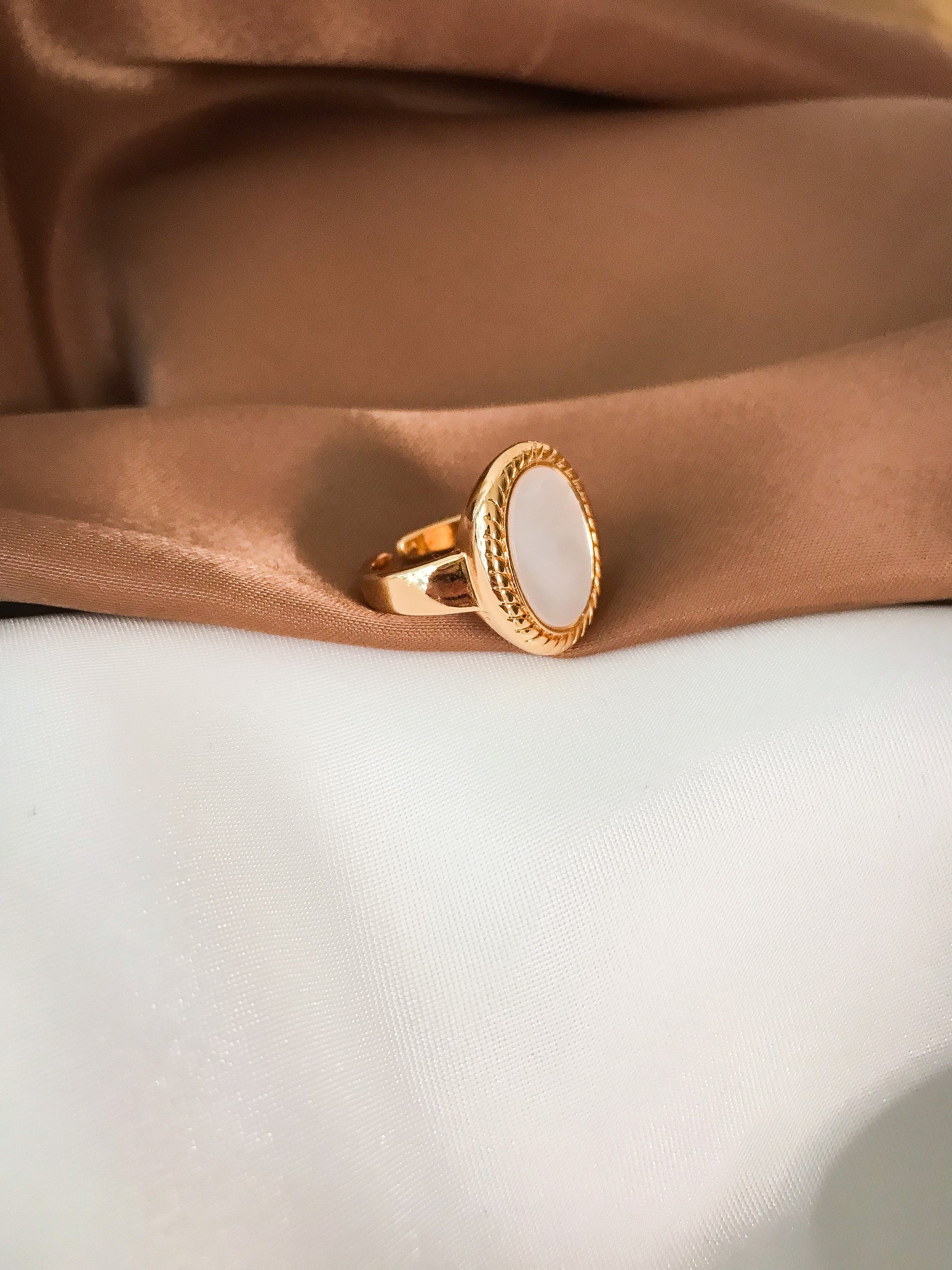 anillo dorado elegante con piedra blanca nacar ajustable de acero inoxidable