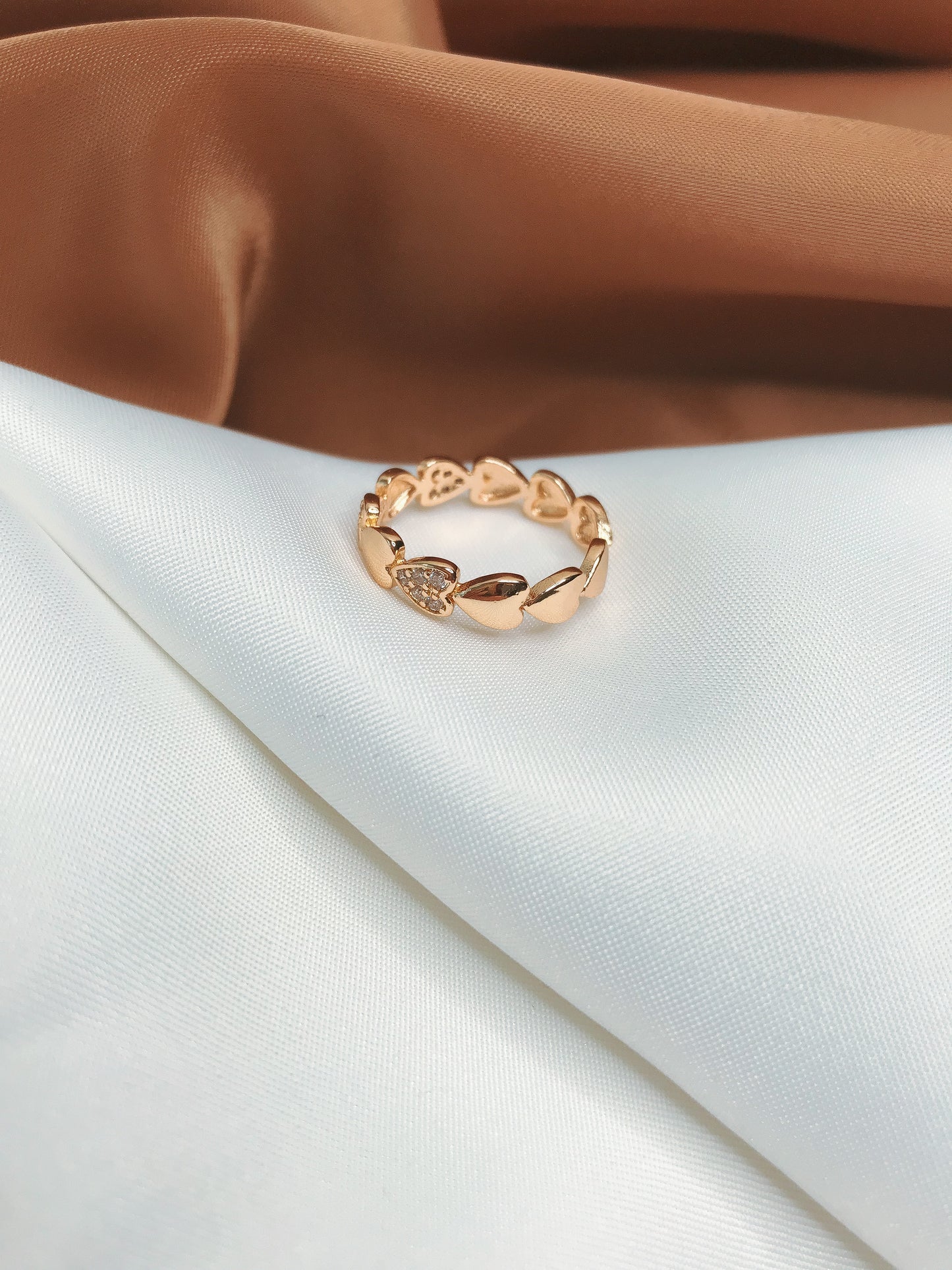 anillo dorado acero inoxidable diseño de corazones con aplicaciones en zirconia