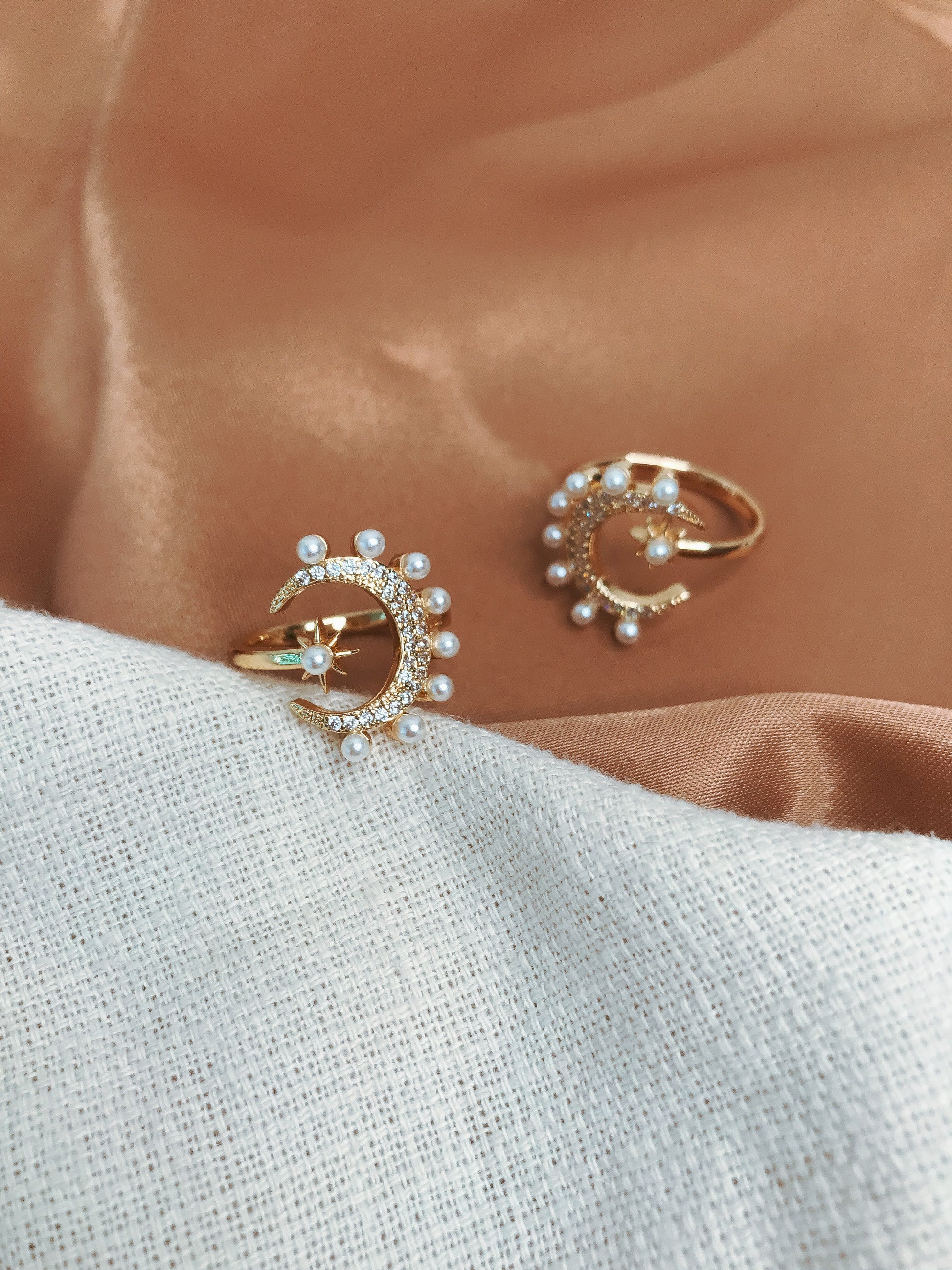 anillo dorado de acero diseño de luna y estrella con aplicaciones en perlas y zirconia