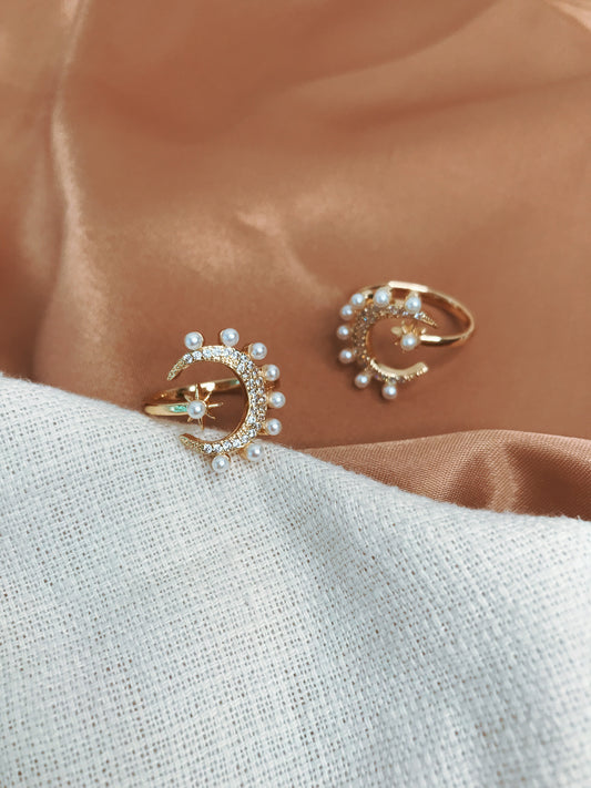 anillo dorado de acero diseño de luna y estrella con aplicaciones en perlas y zirconia